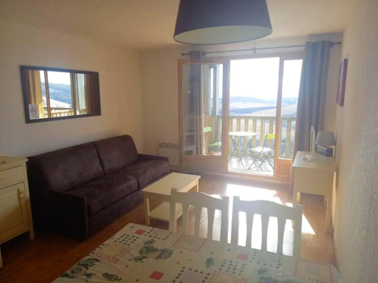 Appartement Confortable: Mountain View Retreat in Besse-et-Saint-Anastaise Apartment