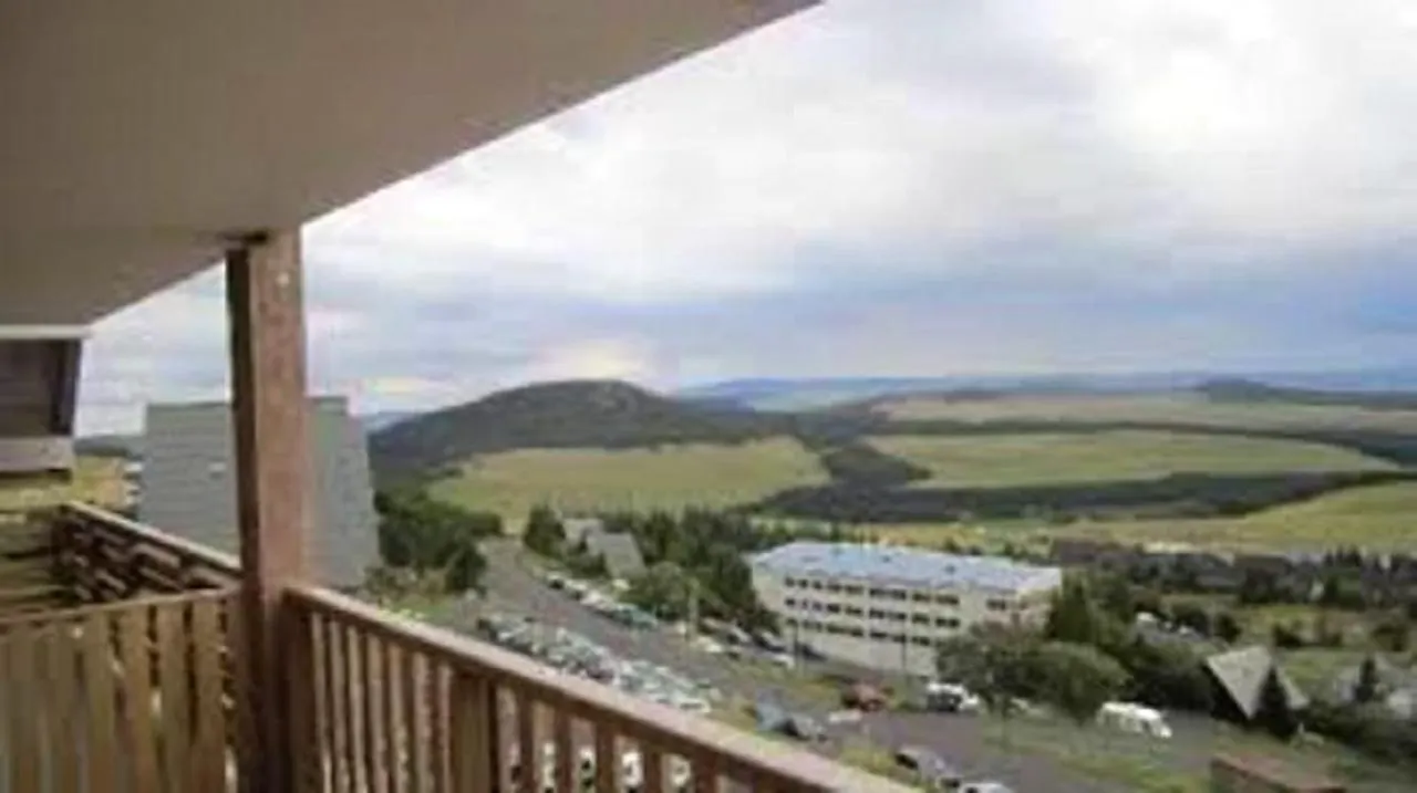 Appartement Confortable: Mountain View Retreat in Besse-et-Saint-Anastaise 0*,